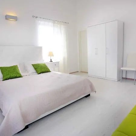 Apartman 1 *